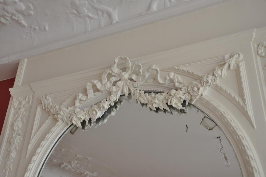Старинное белое трюмо в стиле Людовика XVI, украшенное цветочными гирляндами и узлом.-2